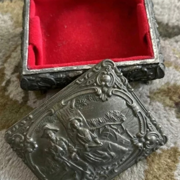 Vintage Metal Pressed Trinket Jewelry Box Colonial Style Red Velvet Lined - Picture 11 of 11
